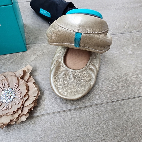 BNIB Limited Edition Champagne Tieks - Picture 2 of 6